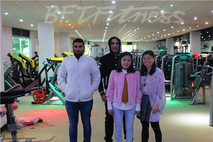 坦桑尼亚客户来中国广州黄色软件app大全免费下载2023健身器材有限公司进口健身器材