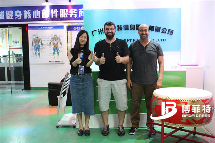 沙特客户来黄色软件app大全免费下载2023购买健身房器材，产品囊括有氧系列的跑步机，动感单车，健身车