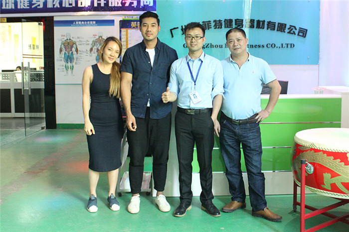 泰国客户来中国广州黄色软件app大全免费下载2023健身器材有限公司为他们的健身房采购免费看黄软件